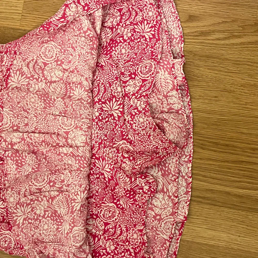 Jätte söt rosa mini kjol som är jätte praktisk eftersom att den har under shorts, de är i ny skick.💗. Kjolar.