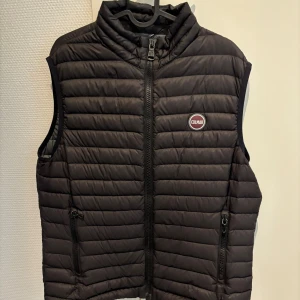 Colmar väst  - En riktigt skön Colmar väst i storleken 52, Skicket pa den är väldigt bra utan nagra defekter. Jag säljer den Då jag inte anänder den längre. Hör av dig vid fler frägor eller bilder.  Pris kan diskuteras 