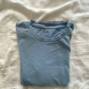 Blå t-shirt från 157 - Säljer en ljusblå t-shirt från 157 i storlek XS. Den har väldigt mjukt och luftigt matrial. säljer för att de. inte kommer till användning!💕