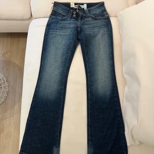 Lågmidjade jeans - Unika bootcut / utsvängda jeans med låg midja från only. Oanvända. Storlek W34 L32. 