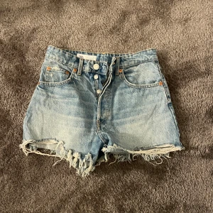 Jeansshorts  - Högmidjade från Zara. Använd enstaka gånger💞 nypris 329kr
