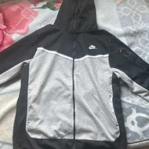 Nike tech fleece - Nike tech fleece storlek M, bra skick 8/10. Säljer pga bytit stil. 