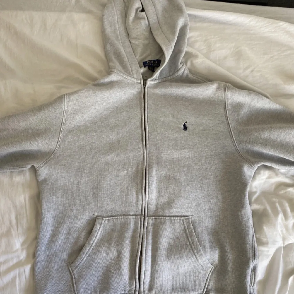 Fett ralph lauren hoodie med dragkedja, 8/10 skick, passar som S/XS, nytt pris(1700) mitt pris(500). Hoodies.