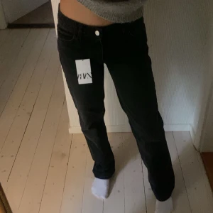 Zara jeans - Super fina lågmidjade, full length jeans från zara. Helt nya. Aldrig använda!! Tyvärr lite för långa på mig som är 168, därav säljer jag:)