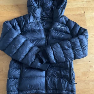 Peak Performance Tomic Jacka - Tja säljer nu min Peak Jacka. Jackan kostade 2700kr ny men jag säljer den för endast 500 Storleken är M .Var inte rädd att skriva vid minsta lilla fundering. Lappad på armen men syns inte när man har på den.