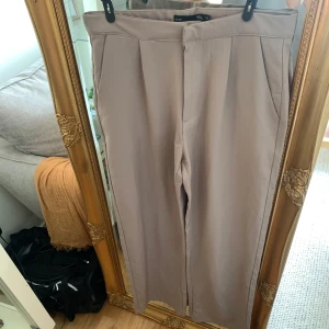 Vida kostymbyxor Xs - Vida beige Kostymbyxor storlek XS  men upplever dem stora/långa i storleken passar S/M NYSKICK