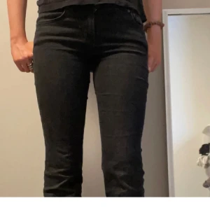 Zara jeans  - Lågmidjade jeans från zara!  Strl 34 och mycket bra skick,(de är avklippta längst ned)  Kontakta för fler bilder eller frågor!