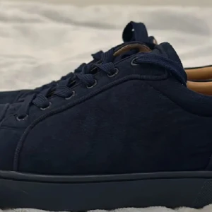 Skor - Säljer dessa par skor då jag inte använder dom mer dom är i hyfsat bra skick. Dom passar till allt och sitter bra. Pris kan diskuteras vid snabb affär.