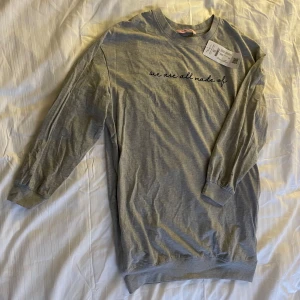 Ny långärmad tröja från Hunkemöller - Säljer en supermjuk nattlinne/ klänning från Hunkemöller som går till knäna, med texten 'we are all made of STARS' på framsidan. Den är i nyskick och redo för en ny ägare! Köpt för för 299kr. I nyskick. 