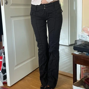 brandy melville low waist  - low waist byxor från brandy melville 