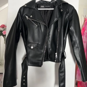 Skinnjacka 🖤 - Skinnjacka från zara i storlek M,🖤