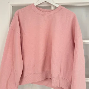 Rosa sweatshirt - Sweatshirt från Lager 157, okej skick, storlek L/XL men passar även S/M, hör av er vid frågor eller intresse!🩷 40kr