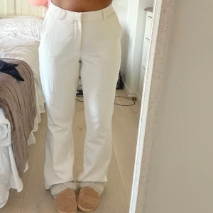 Vita kostymbyxor  - Vita kostymbyxor från Bikbok i storlek 42. Köpte dem för över två år sen, men har endast använt dem runt 5 gånger. Anledning för försäljning är att dem inte passar mig längre pågrund av viktnedgång. Gott skick! Intresserad? 