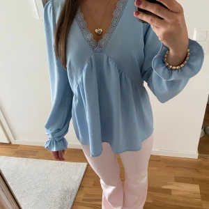 Ljusblå blus - Säljer min jätte fina blus då den inte kommer till användning längre💞den är i storlek M men skulle bara S också om man har lite större byst för då sitter den jätte fint😍ser som ny ut! De två första bilderna är på mig och de sista är på min syster❣️