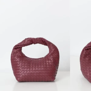 Gina väska - Säljer denna fina röda väska ifrån Gina tricot som nästan aldrig är använd och köpt för 399 och den är slutsåld på hemsidan