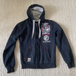 Geo norway zip - Säljer denna sjukt heta och eftertaktade Geo Norway zip hodien. Tvär fet tröja till hösten! Hör av er vid minst fundering av vidare intresse😎👊