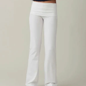 Soft touch yoga pants Gina tricot - Stl 146/152 (passar xs/s)  Jätte mjuka och sköna💕 Använda 2 ggr Har en liten smink fläck vid benet (går säkert bort i tvätten) se fläck på sista bilden💗