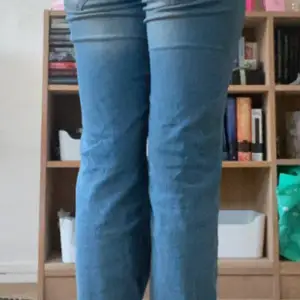 !Lånade bilder! Säljer nu ett par lågmidjade jeans som jag köpte på Vinted men de passade inte mig. Jag är 169cm och längden är bra på mig❤️