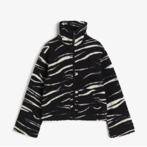 Hm Teddy jacka - Säljer denna hm Teddy jacka som är lite tunnare, nästan som en fleece. Super gosig!