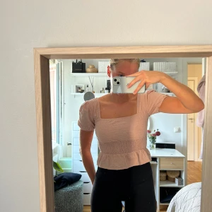 Rosa topp med fyrkantig halsringning - Gullig topp med puff ärmar 