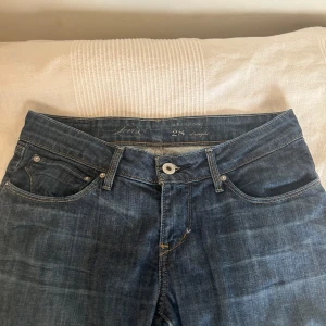 Low Waits jeans! - Säljer dom här as snygga Levis byxorna i storlek 28! Köpt på sellpy men bara Användts 1 gång:) Midjemått: 34 cm Längd: 99 cm