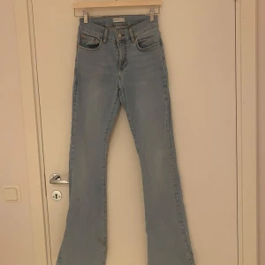 Jeans från Gina tricot  - Jeans i strl 36, ljusblåa, använda ca 1-2 gånger, nyskick. Säljes pga att dom bara tar plats i garderoben. Nypris: 500, nu: 350, men priser går att diskutera vid snabb och smidig affär. Lite fläck längst ner på jeansen, se bild!!