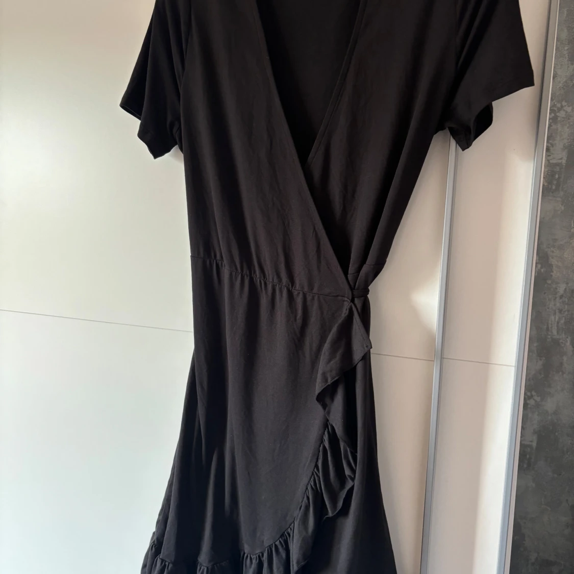 Svart omolott klänning - 90