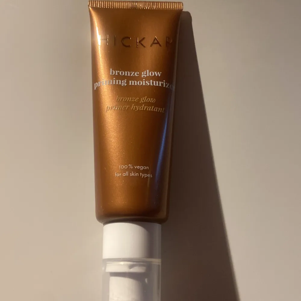 Bronze glow moisturizer ifrån hickap. Testad 1 gång på handen :) Köpt för 300kr. . Skönhet.