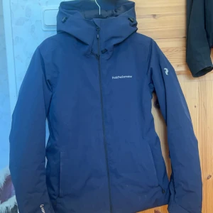 Peak performance jacka - Marinblå peak performance jacka storlek xs använd enstaka gånger. Väldigt fint skick 