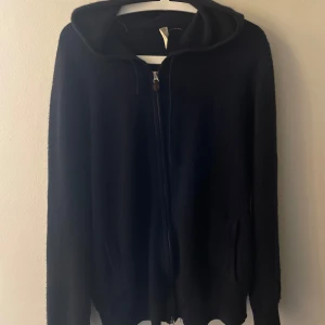 Kashmir hoodie - Säljer en stickad hoodie ifrån sayless Kashmir material i storlek M Säljer den för 700kr lite noppig men kan fixa det Tar emot byten