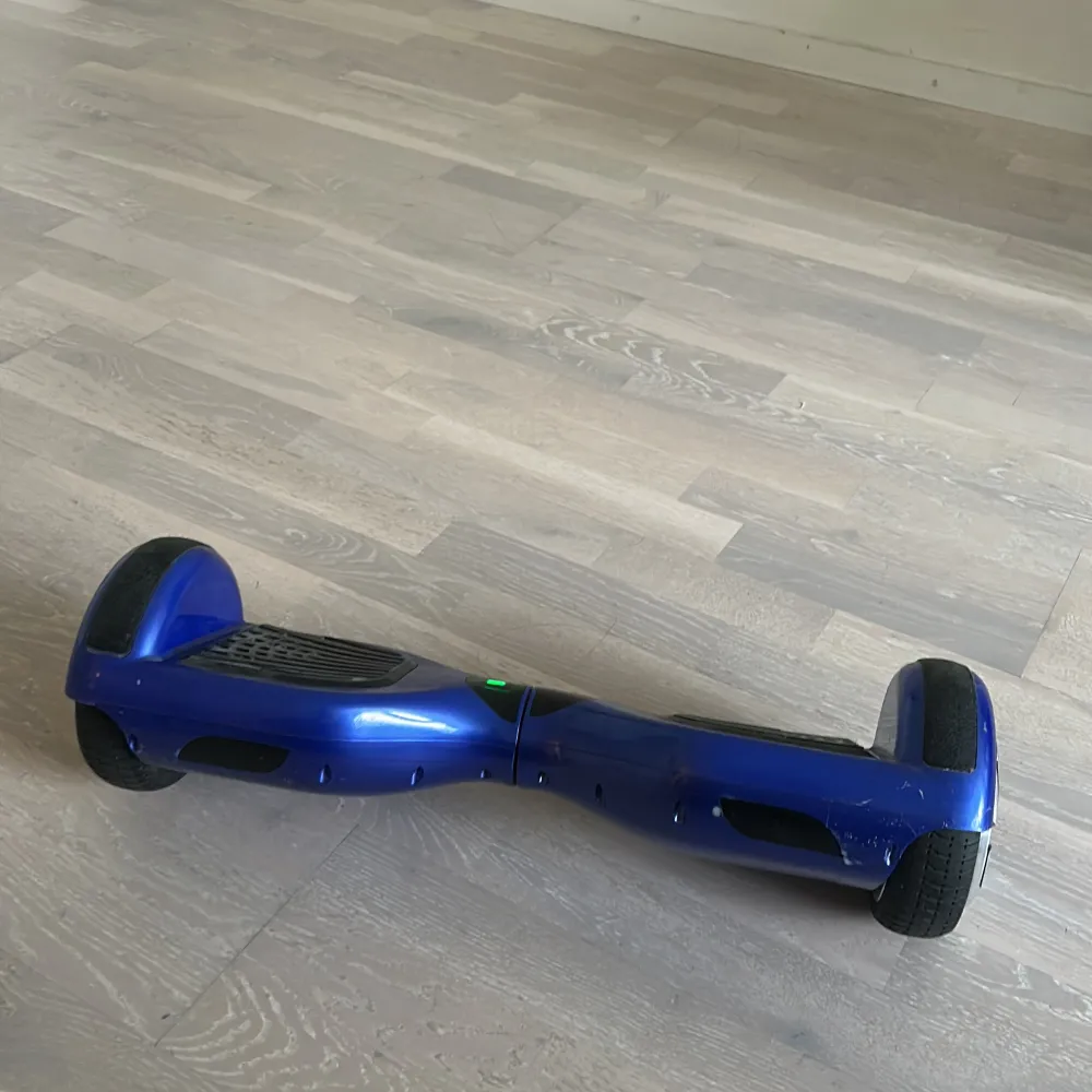 En hover board. Kommer med laddare . Övrigt.