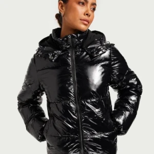 Slutsåld jacka från Nelly - Säljer denna som jag köpt på vinted då den inte passar mig. Nypris 800kr. Den är i nyskick och är bara använd en gång av hon jag köpt av tidigare. Skriv för bilder hur den sitter på mig🩷