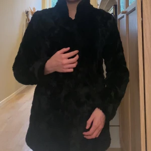 Pälskappa  - Kortare kappa från tiger of Sweden 