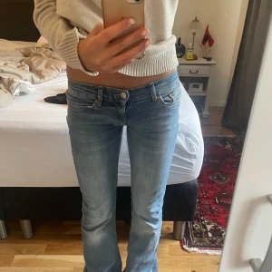 lågmidjade jeans - skitSNYGGA lågmidjade jeans som är väldigt lågmidjade. Köptes på gina skit längesen säljs nog inte fortfarande. Köptes för 500kr