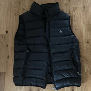 Ralph lauren väst - Ralph lauren väst i nyskick. Säljer den pågrund av att den inte passar längre