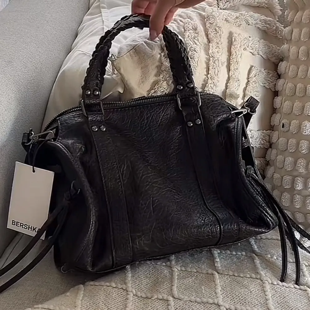 Intressekoll på min nya slutsålda balenciagaliknande väska som är helt ny, etikett finns kvar. Mycket rymlig och har justerbar/avtagbar crossbody rem. (Obs lånade bilder)  Höjd x längd x bredd: 25 x 30 x 15 cm.. Väskor.