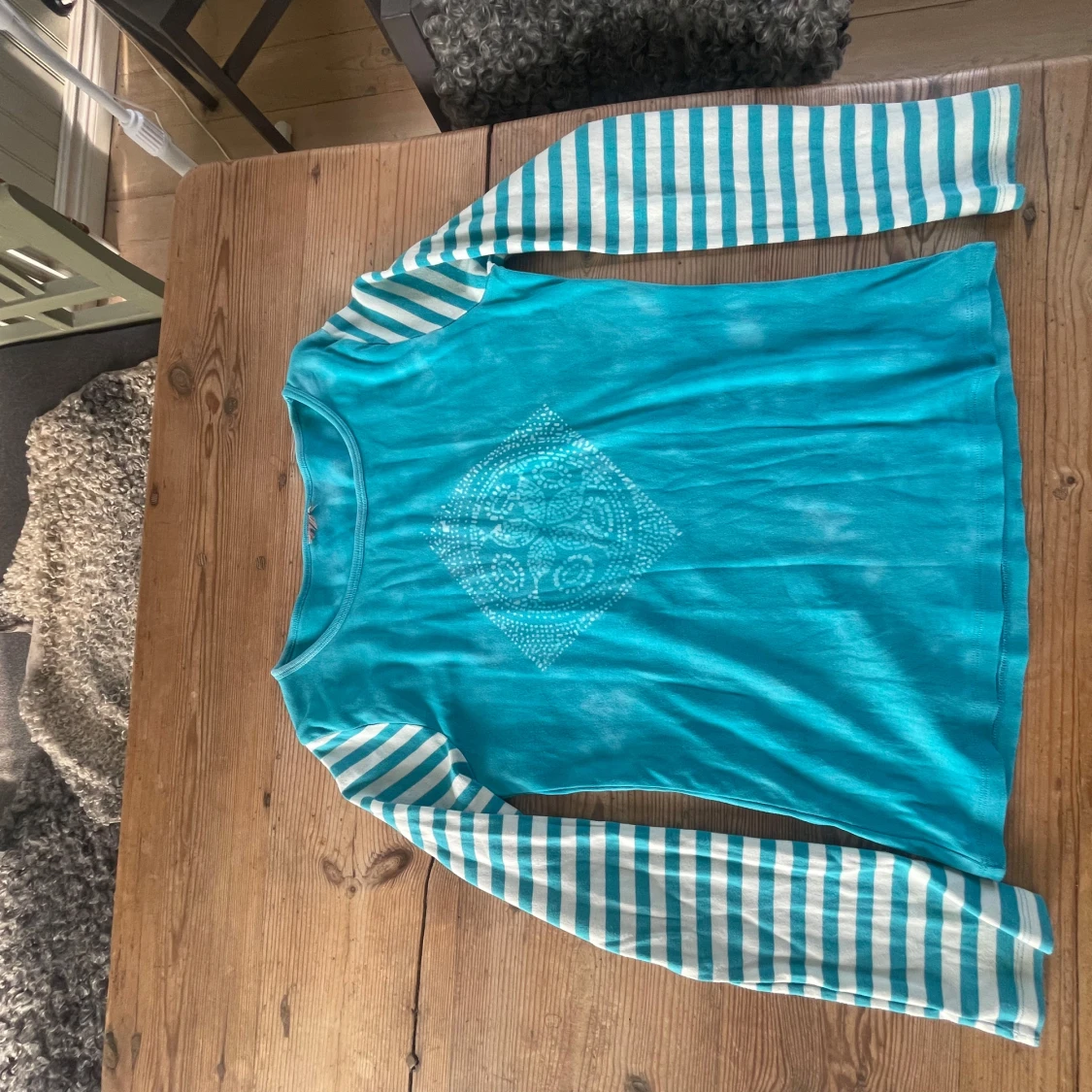 Turkos långärmad tröja med randiga ärmar - 90