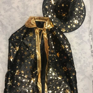 Barn Halloween cloak med hatten  - Ca 70.00 cm lång  Helt ny 