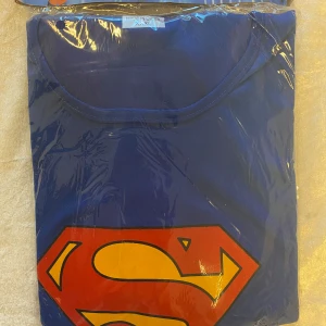 Vuxen Supermannen Dräkt  - I 3 delar, röja, byxor och en mask  Passar person som 160-175 cm  Helt ny  Finns fler kvar 