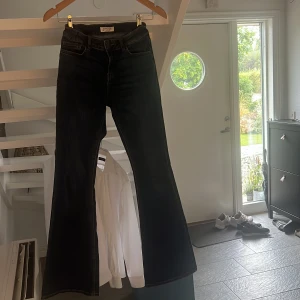 Jeans Lindex mörkblå - Normal midja, bootcut, går att spänna in och ut i midjan, strl 170, bra skick inga skavanker 