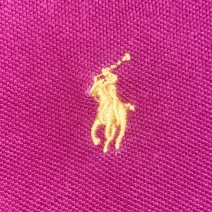 Ralph Lauren/Polo T-shirt - En snygg och stilig röd RL T-shirt. Passar till alla platser: skolan, hemma, ute med vänner osv. Materialet är skönt och bekvämt.   | {Pris kan diskuteras}