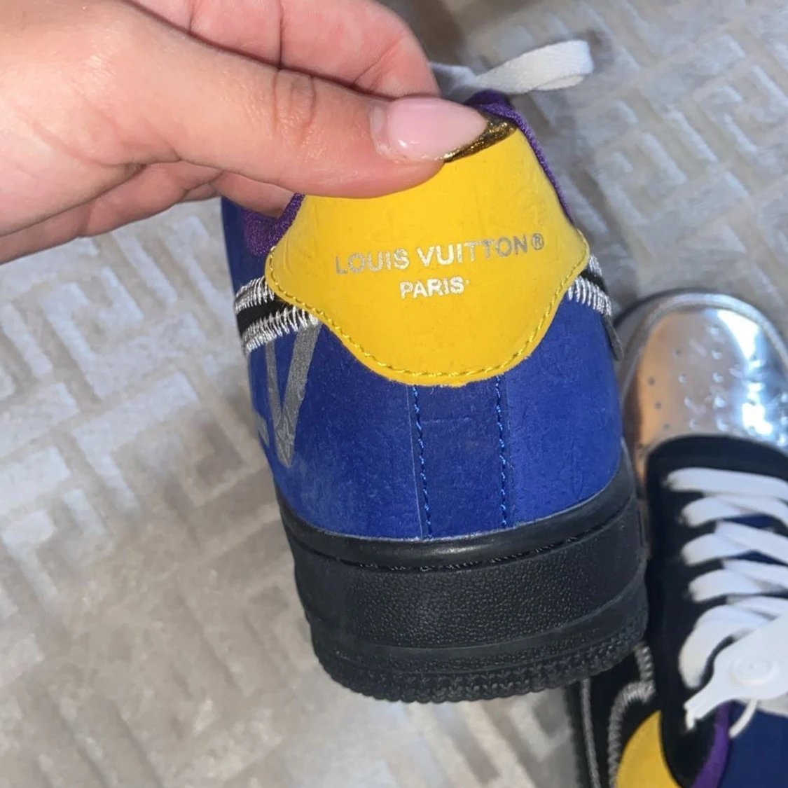 Färgglada sneakers med metallic detaljer - 91