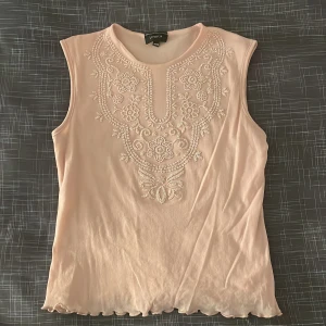 Vintage Linné  - Detta linne är ej andvänt. Den är i storlek 38-40 och är från Lindex, den kostade runt 190 när den köptes, men jag kommer sälja den för 90. Blusaktigt matrial, väldigt luftig.