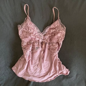 Spetslinne - Spetslinne med rosett, jättefint skick