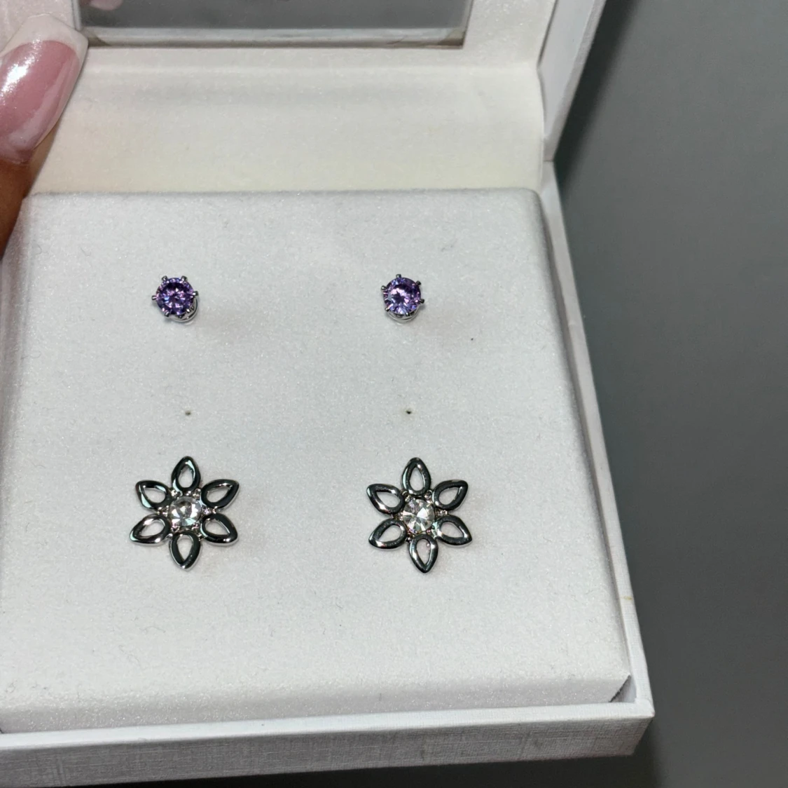 Snygga örhängen i lila och silver