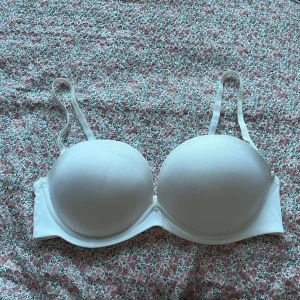 Vit axelbands lös bh - En vit axelbands lös bh. Finns band till om man vill ha de.🤍 tyvärr har jag klippt bort lappen.