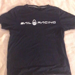 3 olika tröjor - Hej säljer 3 st olika tröjor för kom inte till användning. Sail racing i storleken 150 men passar mig som har S, dom andrar två har S… 150kr för sail racing, gant 150, Levis 100  