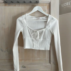 Toppar - Två fina toppar ifrån Nelly, säljer dessa två för att dem inte längre kommer till någon användning. Båda är i storlek S. Tröjorna är väldigt sparsamt använda och även är i bra skick. 