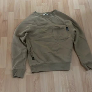 Långärmad tröja - Långärmad tröja för barn i 10 års åldern. Används 2 gånger