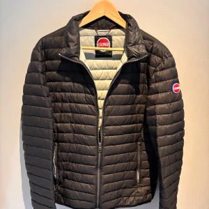 Colmar jacka - Säljer en tvär fet Colmar jacka i otroligt bra skick! Nypris: ca 2500 Priset är inte hugget i sten! Tveka inte på att höra av er vid frågor eller för fler bilder:)